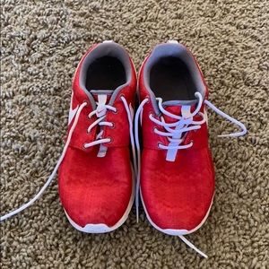 Nike roshes red